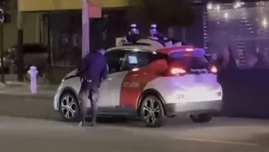 Auto robot hizo pasar incómodo momento a Policías en plena calle / Video: Instagram / b.rad916