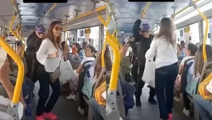 Hombre hizo bailar a todos en un bus al ritmo de Frankie Ruiz /TikTok: @aylim_torres