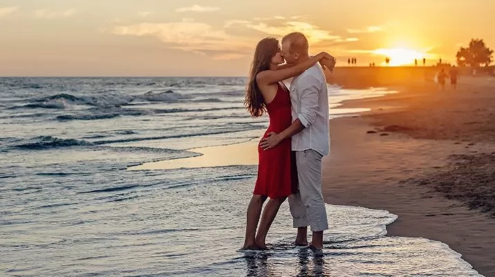 ¿Quién no quiere enamorarse en Navidad? Foto: laregion.es ¿Quién no quiere enamorarse en Navidad? Foto: laregion.es