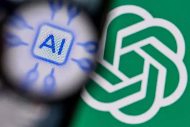 Tanto ChatGPT como otros robots de inteligencia aritificial tienen sus ventajas y desventajas / AFP