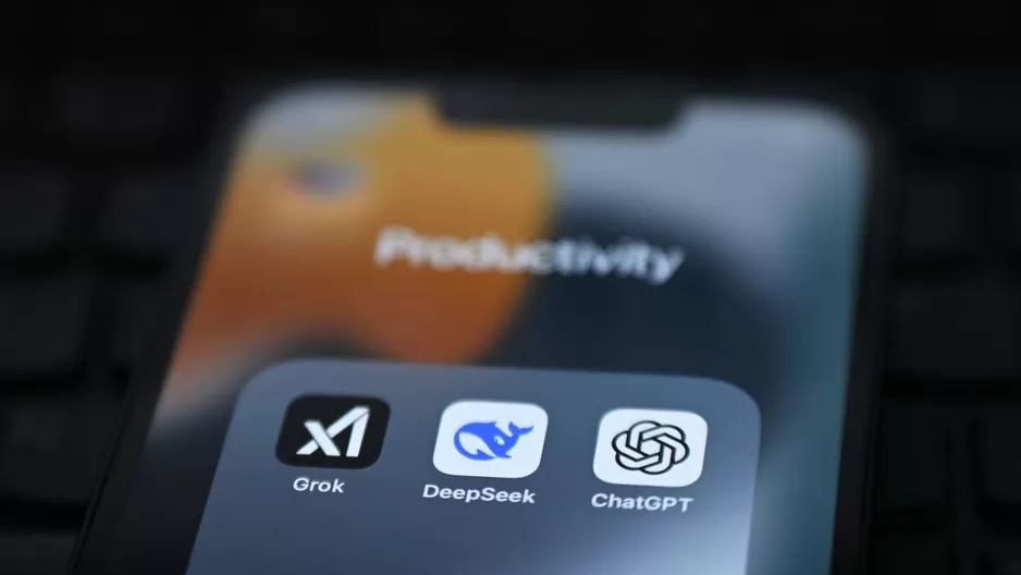ChatGPT y otros robots de IA son usados por jóvenes para informarse, según estudio / AFP
