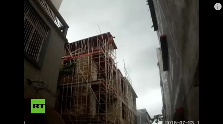 China: policía salvó a suicida que se lanzó desde un cuarto piso China: policía salvó a suicida que se lanzó desde un cuarto piso