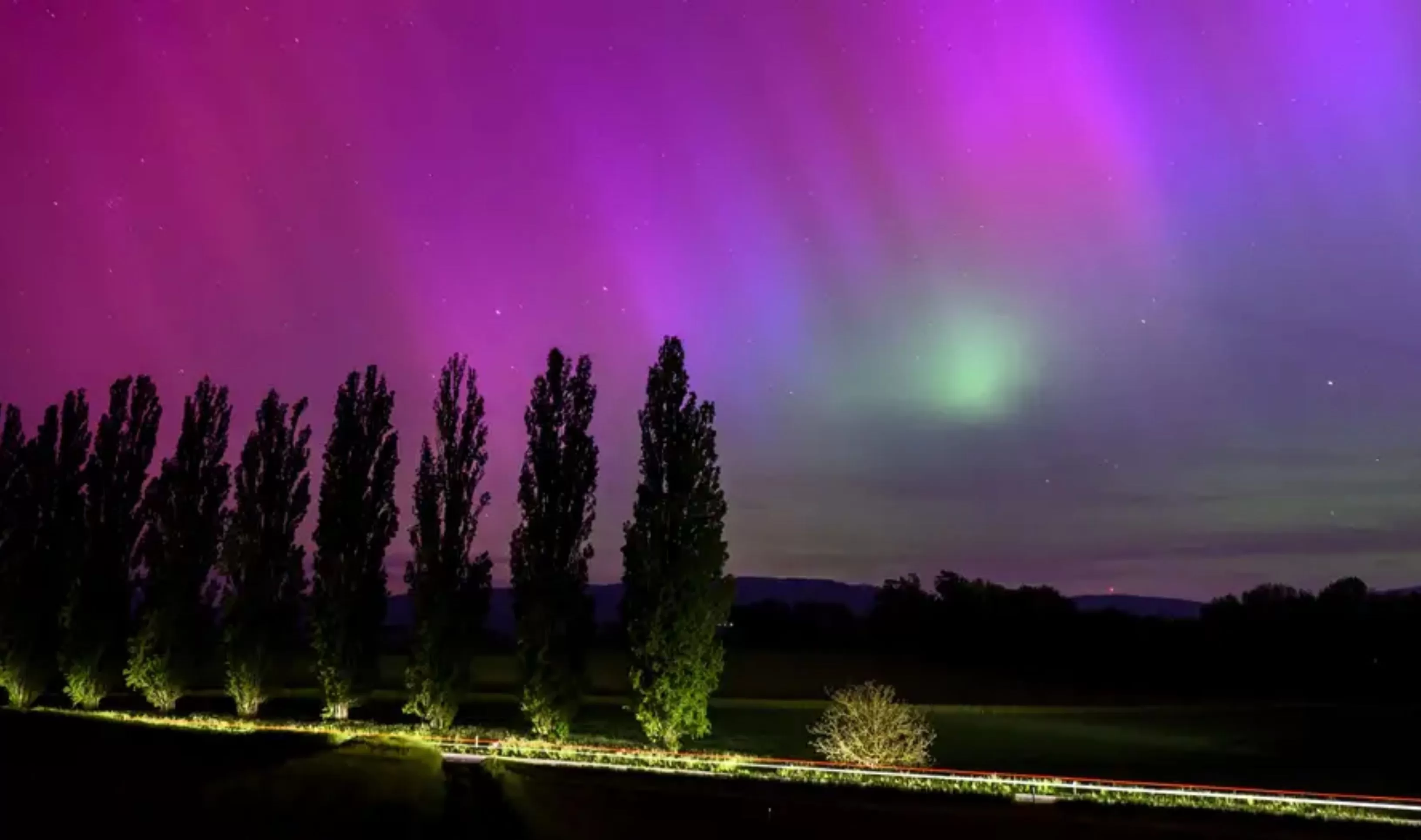 Aurora boreal en el cielo del pueblo de Daillens, Suiza / Laurent Gillieron/EPA