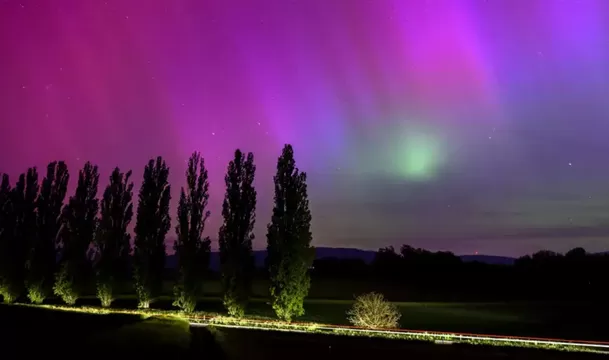 Aurora boreal en el cielo del pueblo de Daillens, Suiza / Laurent Gillieron/EPA