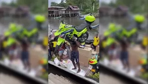 Las imágenes muestran inicialmente al fornido hombre preparándose para levantar la moto / Video: @CesarFlechas