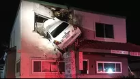 Auto quedó empotrado contra edificio en California. Foto: dailymail.co.uk