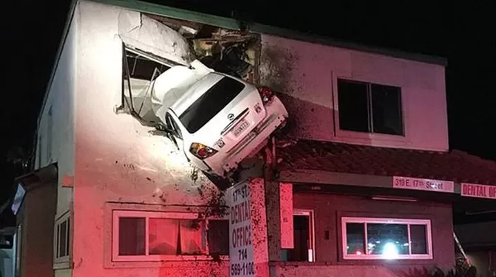 Auto quedó empotrado contra edificio en California. Foto: dailymail.co.uk Auto quedó empotrado contra edificio en California. Foto: dailymail.co.uk