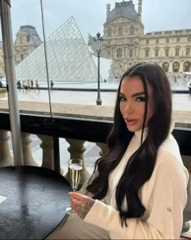 La creadora de contenido Kauana Bilhar, de 26 años, perdió la vida tras caer desde un edificio en Dubái. Las autoridades investigan las circunstancias de su muerte. Foto: Foto: @kauanabilhar