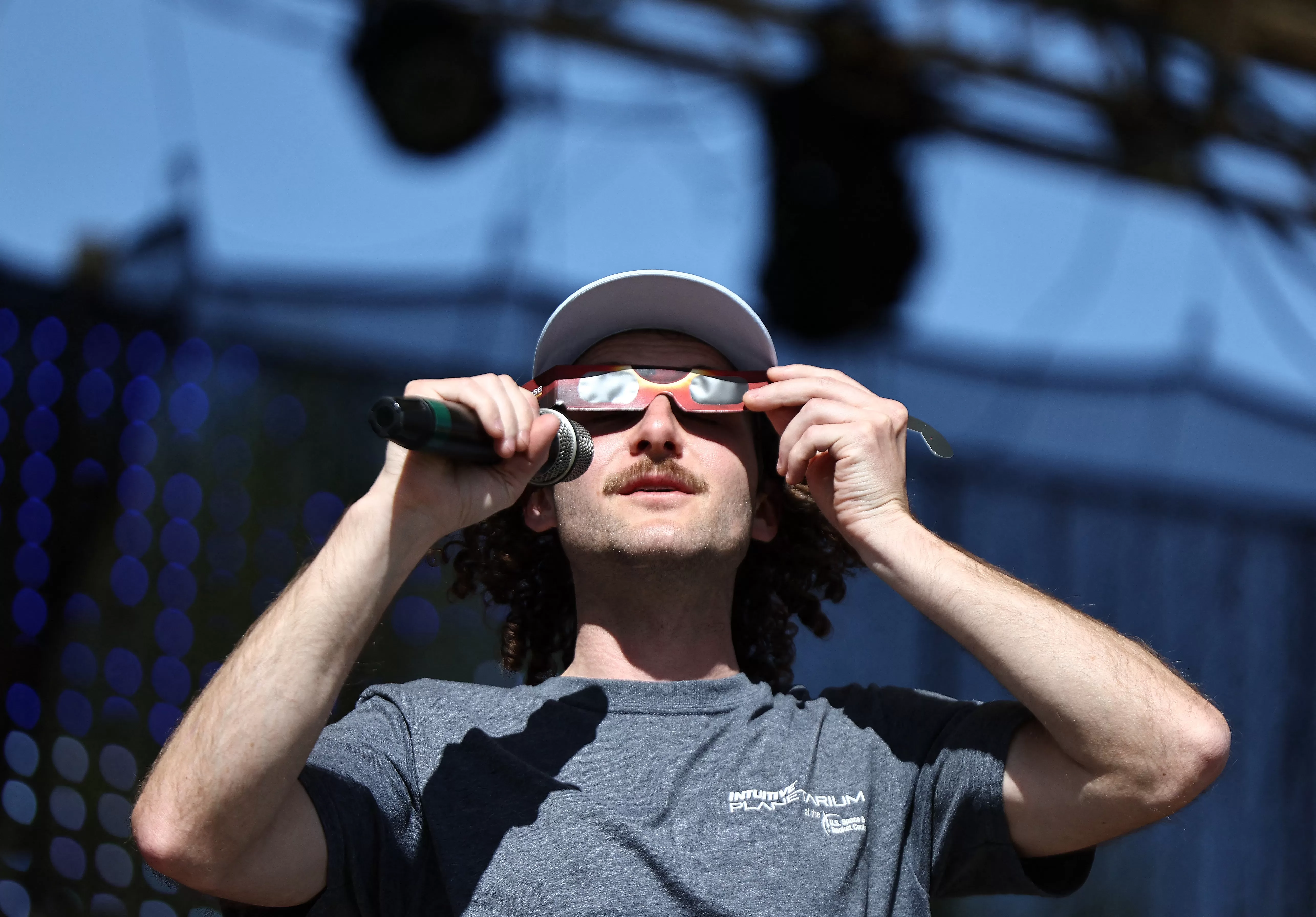 La mejor forma de observar un eclipse es utilizar gafas especiales, que bloquean el 99,99% de la luz  / AFP