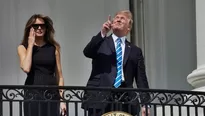 Donald Trump vio eclipse solar sin lentes al inicio. Fotos: AFP