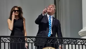 Donald Trump vio eclipse solar sin lentes al inicio. Fotos: AFP