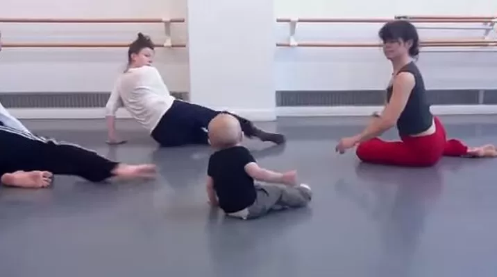 Bebé se convirtió en "profesor" de danza moderna, como parte de un experimento Bebé se convirtió en "profesor" de danza moderna, como parte de un experimento