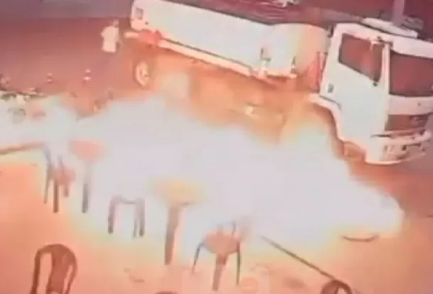 El hombre ignoró los letreros de advertencia y provocó el pánico entre el público / Actualidad Viral El hombre ignoró los letreros de advertencia y provocó el pánico entre el público / Actualidad Viral