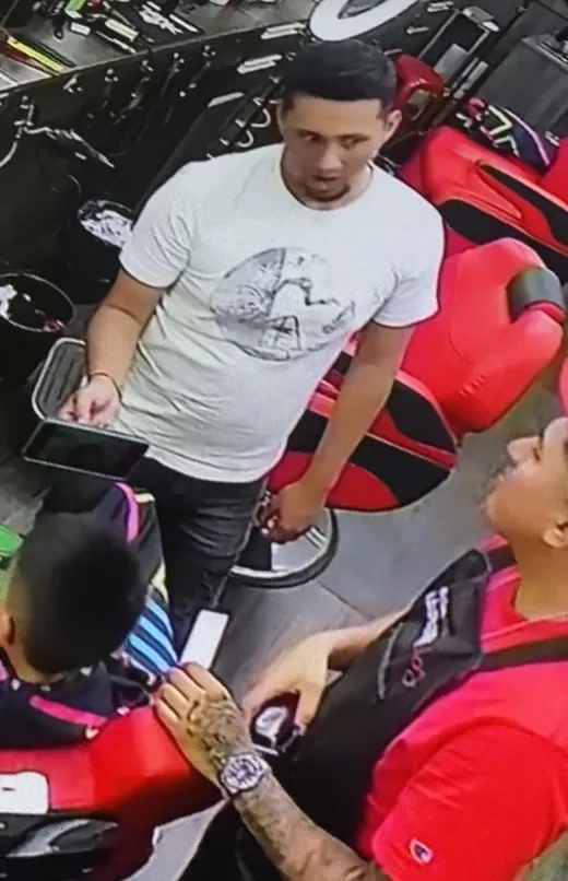 Barbero tuvo que rapar a niño tras pequeño descuido. Foto: TikTok