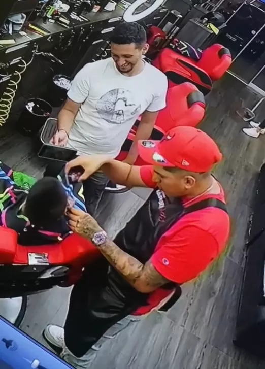 Barbero tuvo que rapar a niño tras pequeño descuido. Foto: TikTok