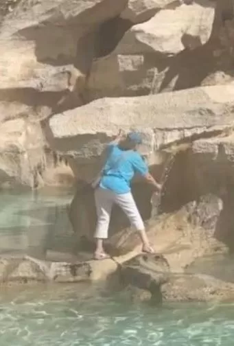 Mujer llenó su botella subiéndose a la Fontana di Trevi / TikTok: @perrinebridge