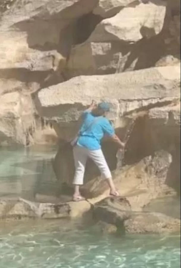 Mujer llenó su botella subiéndose a la Fontana di Trevi / TikTok: @perrinebridge Mujer llenó su botella subiéndose a la Fontana di Trevi / TikTok: @perrinebridge