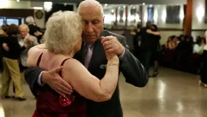 Dos abuelos tangueros dan cátedra. Video: AFP