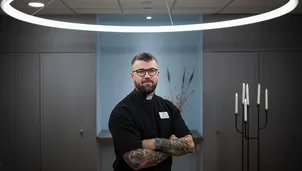 El éxito de un pastor en Suecia que da clases de musculación en Instagram