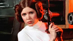 Carrie Fisher interpretando a Princesa Leia de Star Wars. 