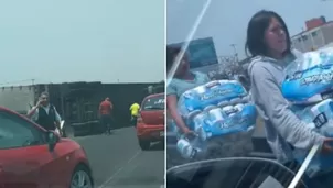 Cientos de personas aprovecharon que un vehículo que transportaba papel higiénico se volcó para saquearlo. Foto: Captura