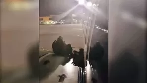 Cansado de esperar, este pasajero se sentó en un ala del avión. Video: AFP