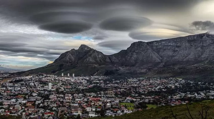 Nubes lenticulares sobre Ciudad del Cabo. (Vía: Instagram) Nubes lenticulares sobre Ciudad del Cabo. (Vía: Instagram)