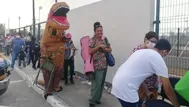 Facebook: Hombre disfrazado de dinosaurio acompaña a su madre a ponerse la vacuna contra COVID-19