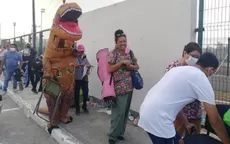 Facebook: Hombre disfrazado de dinosaurio acompaña a su madre a ponerse la vacuna contra COVID-19 - Noticias de madre-familia