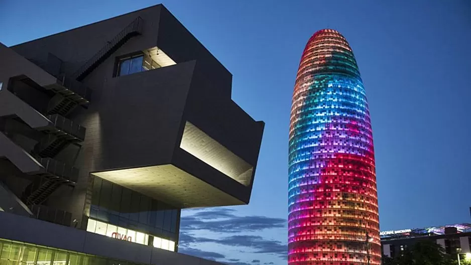 Torre Glòries brilla en la noche de Barcelona, España. Foto: elpais.com