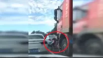 Facebook: motociclista es atropellada por camión y sobrevive de milagro. Foto: captura