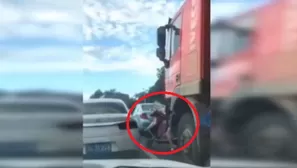 Facebook: motociclista es atropellada por camión y sobrevive de milagro. Foto: captura