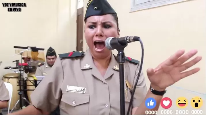 Mujer policía se vuelve viral en Facebook al cantar como Isabel Pantoja. Captura: PNP Mujer policía se vuelve viral en Facebook al cantar como Isabel Pantoja. Captura: PNP