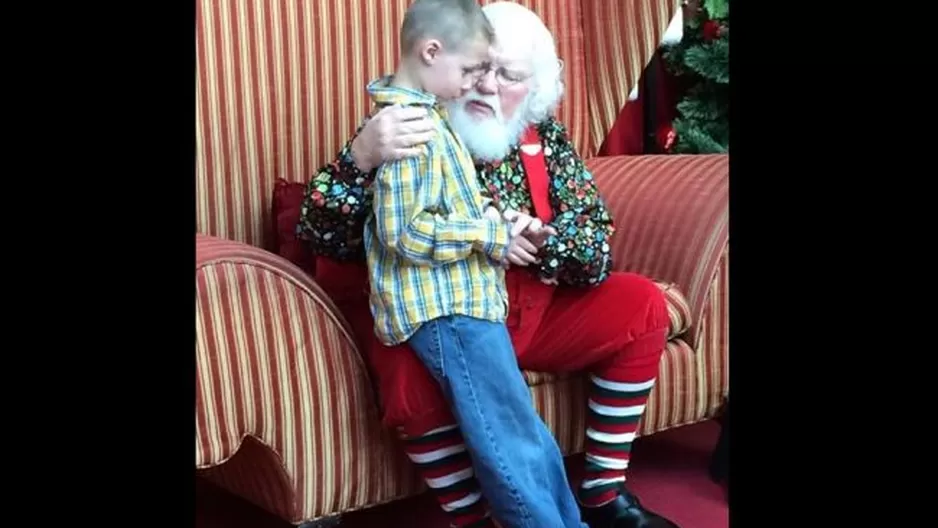 Papa Noel junto a niño autista. (Vía: Facebook)