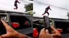 Facebook: 'Spiderman' salta encima de buses en plena congestión vehicular