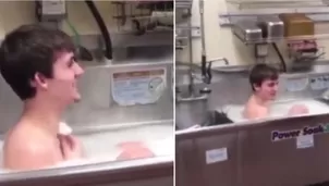 Facebook viral: Graban a empleado de Wendy's bañándose en el lavatorio de la cocina. Video: Connor Somerfield