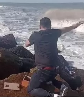 El viento le jugó una mala pasada cuando iba a lanzar las cenizas de su padre / Captura 