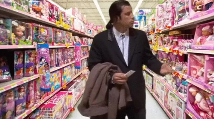 El gif original muestra Vincent Vega confundido en la sección juguetes de un centro comercial. El gif original muestra Vincent Vega confundido en la sección juguetes de un centro comercial.