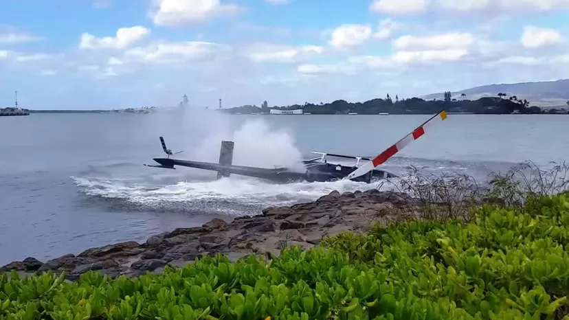 Youtube: helicóptero se precipita en pleno vuelo y cae al agua en Hawái