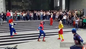 Spider-Man baila reggaetón en la calle. Facebook: Señora Católica