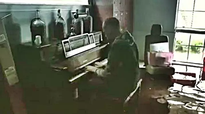 Hombre toca piano en su casa inundada tras Harvey. Instagram: @aricharding Hombre toca piano en su casa inundada tras Harvey. Instagram: @aricharding