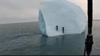 Iceberg se vuelca con 2 aventureros encima en el océano Ártico. Foto: Captura