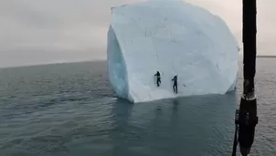 Iceberg se vuelca con 2 aventureros encima en el océano Ártico. Foto: Captura