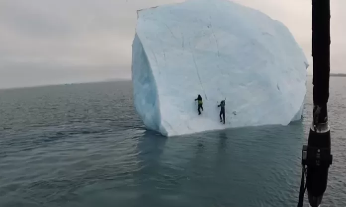 Iceberg se vuelca con 2 aventureros encima en el océano Ártico