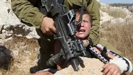 Foto de soldado israelí intentando arrestar a niño se vuelve viral