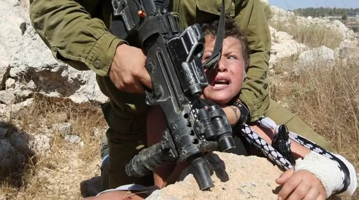 Un soldado israelí intenta arrestar a un niño palestino de 11 años con un yeso en su brazo. (Vía: CNN) Un soldado israelí intenta arrestar a un niño palestino de 11 años con un yeso en su brazo. (Vía: CNN)