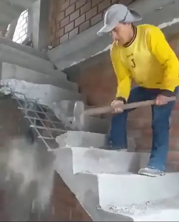 Albañil destruye escalera que construyó pese a súplicas. Foto: TikTok 