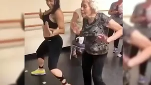 "Abuelita" la rompe bailando 'Dura' de Daddy Yankee. Instagram: daddyyankee