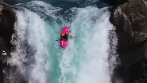 Kayakista desafía la muerte en épico descenso por gran cascada en Chile. Foto y video: RT