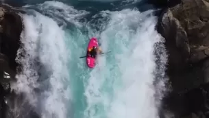 Kayakista desafía la muerte en épico descenso por gran cascada en Chile. Foto y video: RT